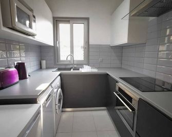 Sea side holiday villa, perfect location, maximum relaxation. - Khloraka - Cozinha