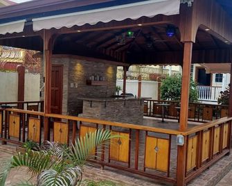 Two charming 2-bedroom cottages with AC and WiFi in delightful Queenstown Gtown - Georgetown - Patio