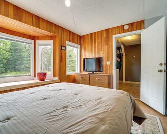 Convenient Kenai Apt - 3 Mi to Beach and Fishing - Kenai - Bedroom