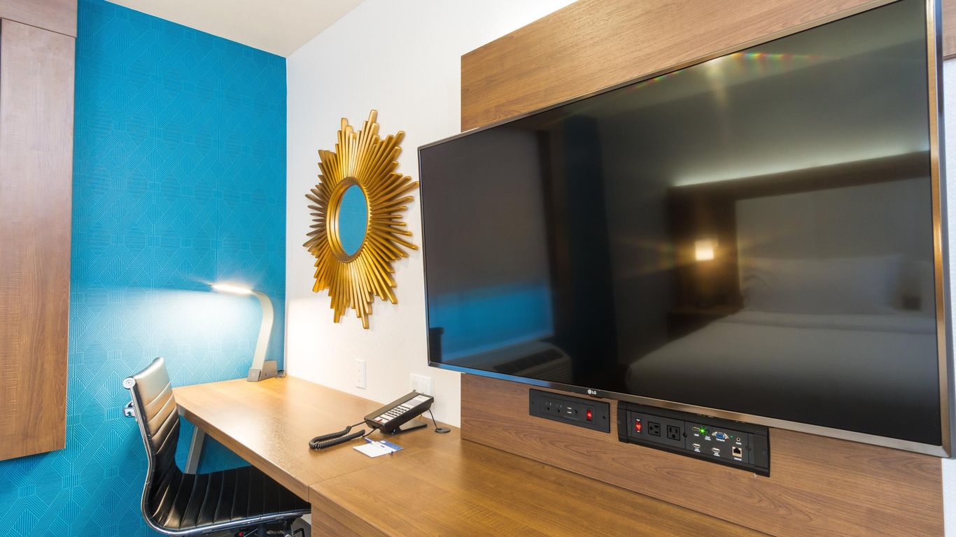 Holiday Inn Express & Suites Hollywood Walk Of Fame By IHG