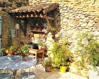 Gîte Avec Piscine Privée en Périgord. Au Calme Dans les Bois - Montagnac-sur-Lède - Patio