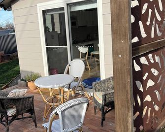 The She Shack Cooma. Light filled, woodfire snow or workers accommodation - Cooma - Innenhof