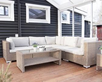 Modern cottage near Norje sea bath in scenic area - Sölvesborg - Terasa