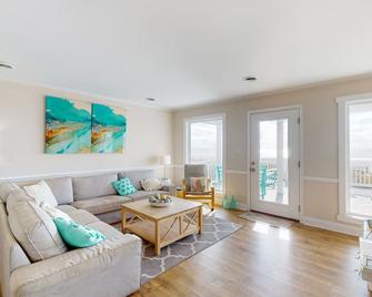 Oceanfront oasis on the beach with boardwalk, deck, outdoor shower, & central AC - Supply - Sala de estar