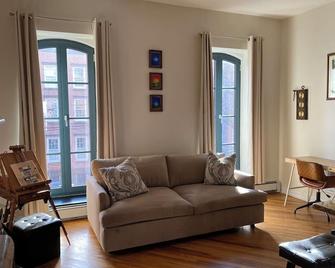 Historic 1869 Brownstone 15 min to NYC downtown - Jersey City - Pokój dzienny