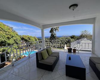 All Nations Guest House - Fairy Hill - מרפסת