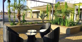 TraveLodge Hotel - Gaborone - Patio