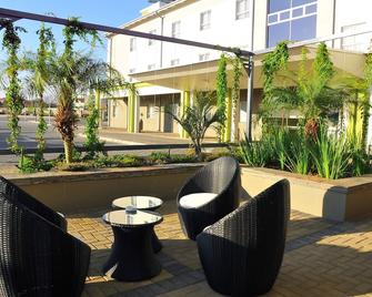 TraveLodge Hotel - Gaborone - Innenhof