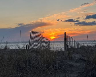 Recently renovated Oceanfront 3-bedroom cottage on Salisbury Beach. - Salisbury - Beach