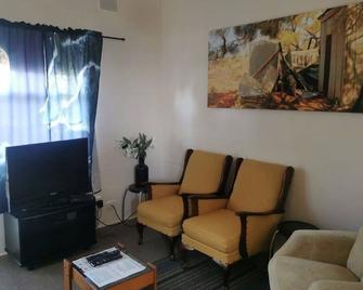 Unit 3 - pet friendly Fully facilitated apartment. - Kimba - Sala de estar