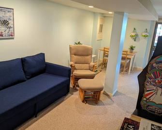 Home base for your DC adventures - near fun, great food, and public transport. - וושינגטון די.סי - סלון