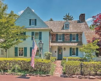 Pool & Courtyard: Timeless Home in Lansdale - Lansdale - Building