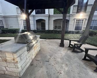 Mid-rise King in the Heart of Downtown + Midtown - Houston - Patio