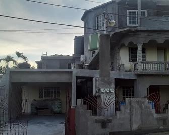 chrisvon getaway in paradise - May Pen - Edificio