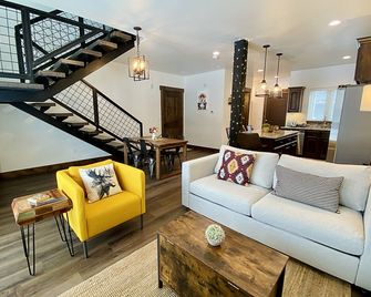 Rustic Townhome Retreat Surrounded By Scenic Mtns - Victor - Huiskamer