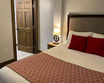 Trailside Hotel Minutes to Fallingwater Queen 101 - Ohiopyle - Habitación