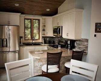 Eagle's Nest Cottage- Adult-Exclusive Retreat Nestled above Christina Lake - Christina Lake - Kitchen