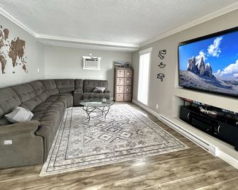 Entertain W/ Fire Pit, Patio, Yard, Huge Tv & Bbq. Quiet Neighbourhood. Pets Ok - Penticton - Living room