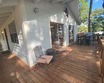 Charming 3-bedroom house with WiFi, AC in tranquil Trinity - Trinity - Patio