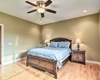 Patio and King Suite Home 2 Mi to Dale Hollow Lake! - Burkesville - Bedroom