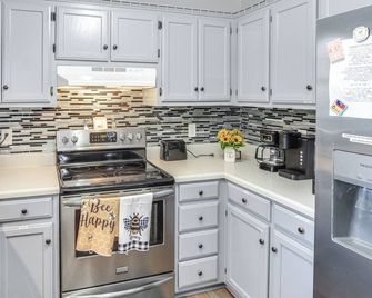 Above-Ground Pool and Backyard at Murfreesboro Home! - Murfreesboro - Kitchen