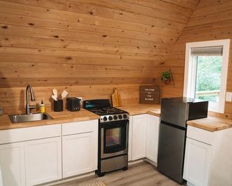 Treehouse w/ Hot Tub near Shawnee National Forest - Marion - Kitchen