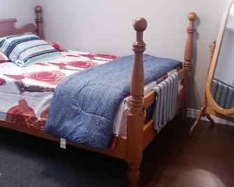3 Bedroom basement unit with Free Parking WiFi - Windsor - Habitación