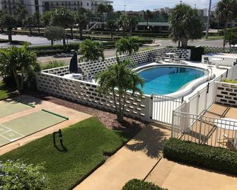 Winter getaway by the beach - Cape Canaveral - Zwembad