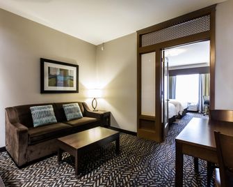 Holiday Inn Express & Suites Spruce Grove - Stony Plain By IHG - Spruce Grove - Wohnzimmer