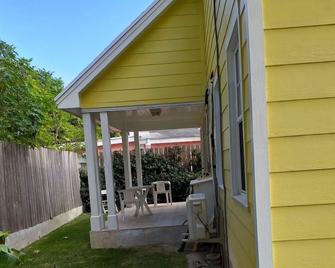 Come on over and enjoy that long awaited vacation at Uncle Lou Cottage. Come see - Dunmore Town - Patio