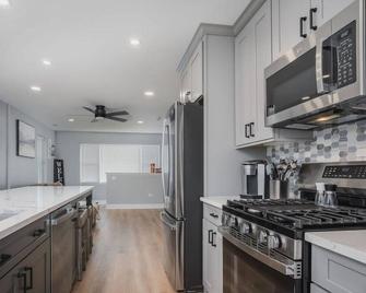 Harbor Clubhouse 3Bed 3.5Bath Modern Waterfront with Fireplace - Fox Lake - Cucina