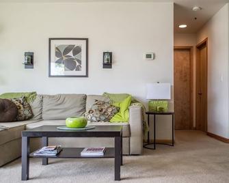 Waterfront Pearl - Beautiful decor, perfect views! - Portland - Living room