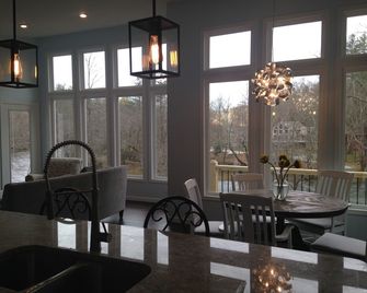 Beautiful, quiet. Right on the river. New High speed internet! - Hayesville - Restaurante