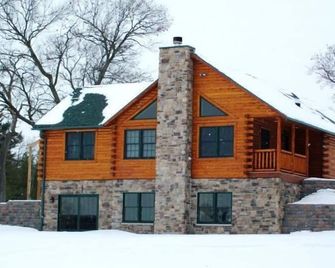 Cabin In The Middle Of 72 Acres ~ Private Swim Pond ~ Memorial Day to Labor Day - Wisconsin Dells - Building