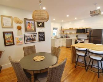 Cozy Condo Near Mass Moca - North Adams - Dining room