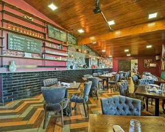 Cozy Flagstaff Retreat with Balcony and Mtn View! - Flagstaff - Restaurant