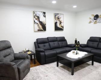 Charming, Central, Cozy Home - Ideal - Dearborn Heights - Living room