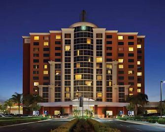 Modern Room in Embassy Suites Anaheim South – Comfort & Convenience Near Disney - Garden Grove - Building