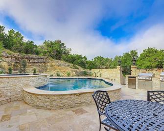 Luxury 6.5 acre Mansion | Heated Pool, Hot Tub, Game Room - Helotes - Pool