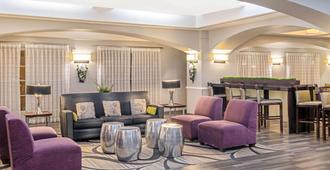 La Quinta Inn & Suites by Wyndham San Antonio Airport - סן אנטוניו - טרקלין