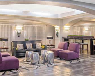 La Quinta Inn & Suites by Wyndham San Antonio Airport - Σαν Αντόνιο - Σαλόνι