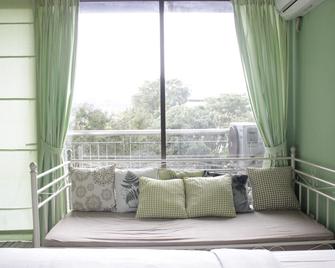 Stylish and Comfortable Studio at Beverly Dago Apartment By Travelio - Bandung - Vardagsrum