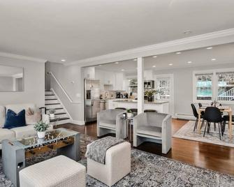 Waterview house walking distance from Cove Beach-5 mins to downtown-only 40 min to NYC - Stamford - Living room