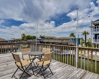Cozy Canal Home 4 Min Dr to Beach + Outdoor Space - Jamaica Beach - Balcony