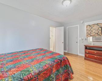 Flint Motel By OYO MI Near I-475 - Flint - Bedroom