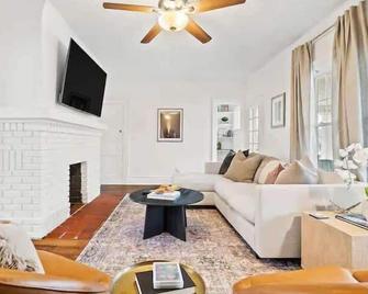 Classic Meets Contemporary I Minutes to Cle Clinic - Cleveland Heights - Living room