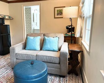 Quiet Farm Stay Suite- short drive to Coast & Southern Maine Attractions - North Berwick - Obývací pokoj