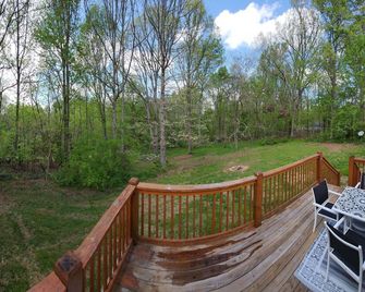 Family-friendly home on the outskirts of Lynchburg. 18 mins from LU. - Forest - Balcón