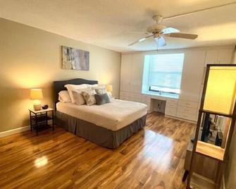 Beautiful condo located directly on the River with pool side & lake views - North Fort Myers - Bedroom