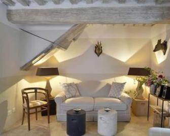 Wonderful villa for 5 guests with pool, WIFI, TV, patio and parking - Кастільйоне-д'Орчія - Вітальня